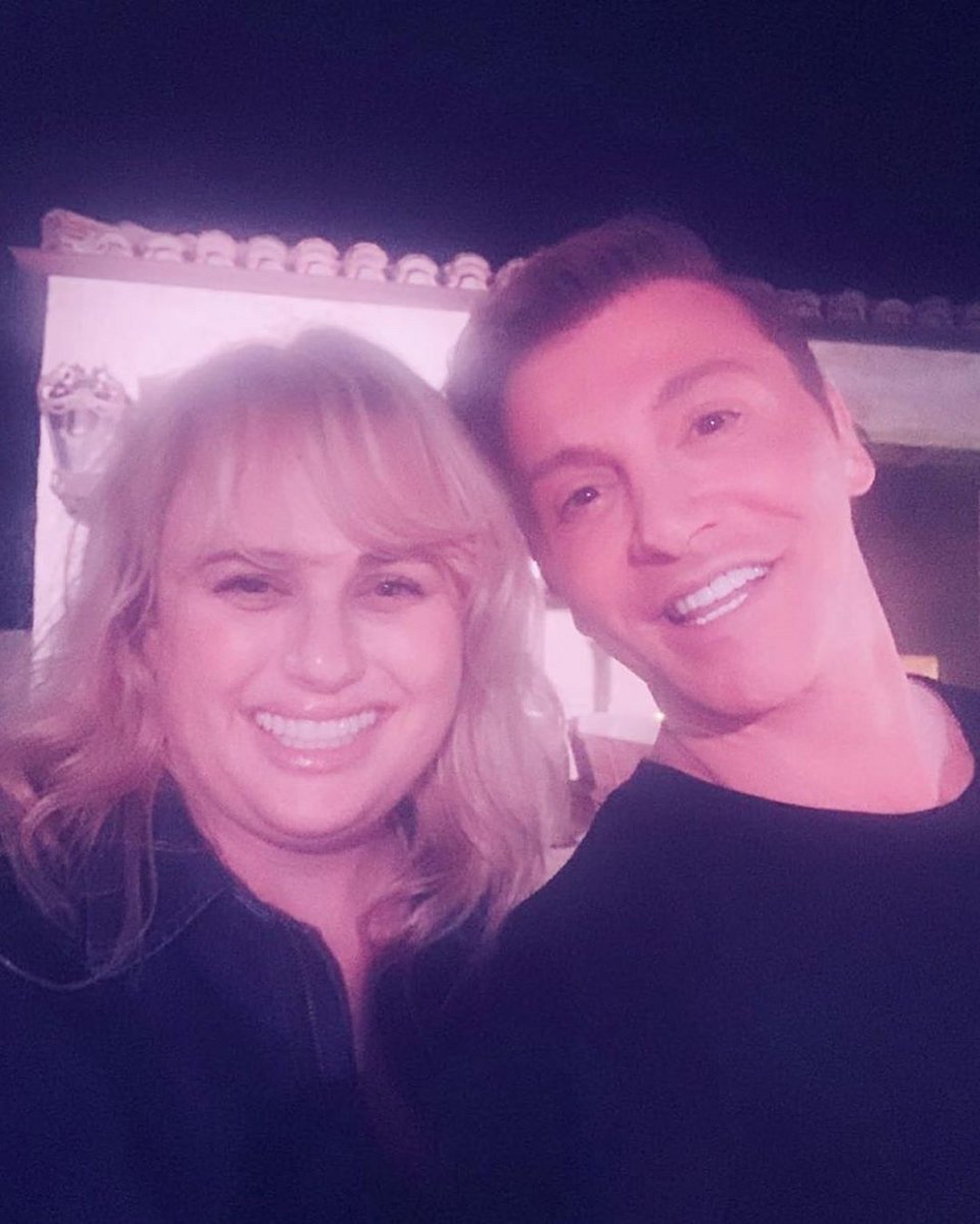 Ο Τάκης Ζαχαράτος με τη Rebel Wilson