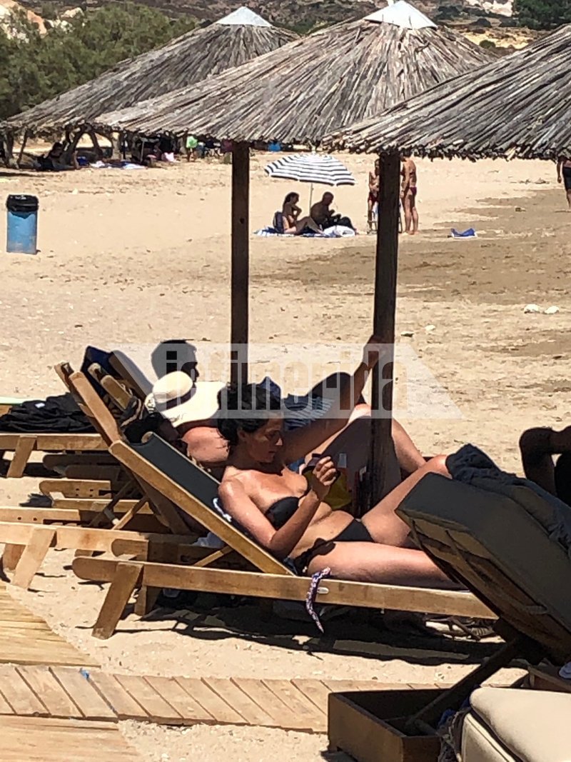 Η Χρυσούλα Ζαχαροπούλου στην παραλία Μπονάτσα στην Κίμωλο