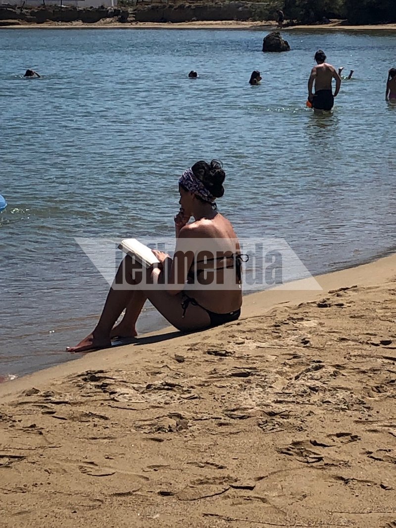 Στην ακροθαλασσιά είχε επιλέξει να διαβάσει το βιβλίο της η Χρυσούλα Ζαχαροπούλου