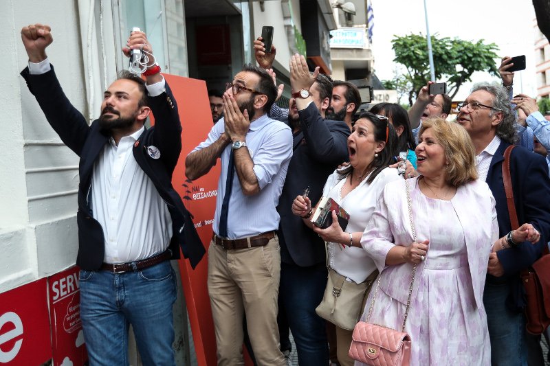 Πανηγυρισμοί στο εκλογικό κέντρο του Κωνσταντίνου Ζέρβα