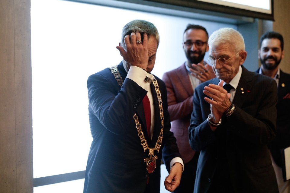 Εμφανώς συγκινημένος ο Κ. Ζέρβας με τον Γ. Μπουτάρη να χειροκροτά
