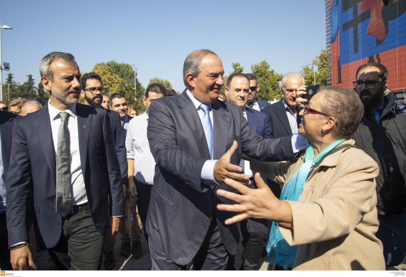 Ο Κώστας Καραμανλής αγκαλιάζει γυναίκα δίπλα στον Κωνσταντίνο Ζέρβα