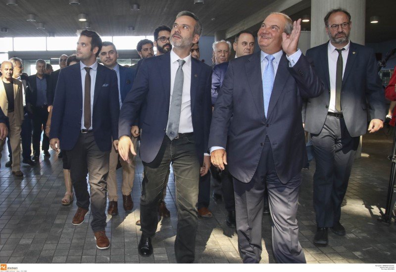 Ο Κώστας Καραμανλής χαιρετάει δίπλα στον Κωνσταντίνο Ζέρβα