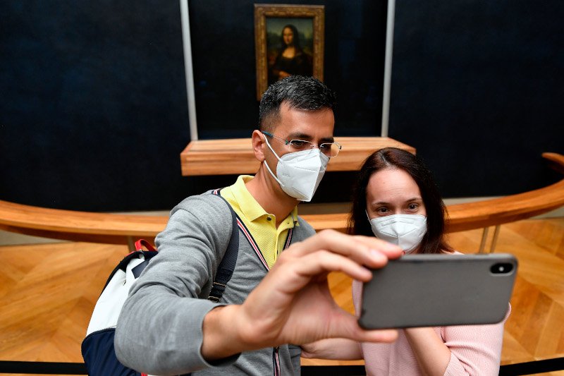 Ζευγάρι βγάζει selfie με την Μονα Λίζα / Φωτογραφία: Getty-Ideal images