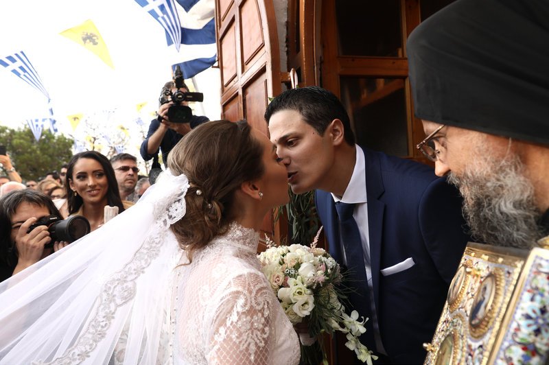 Η Ολγα φτάνει στο πλατύσκαλο της εκκλησίας, δίπλα στο Λύρειο Ιδρυμα όπου μεγάλωσε