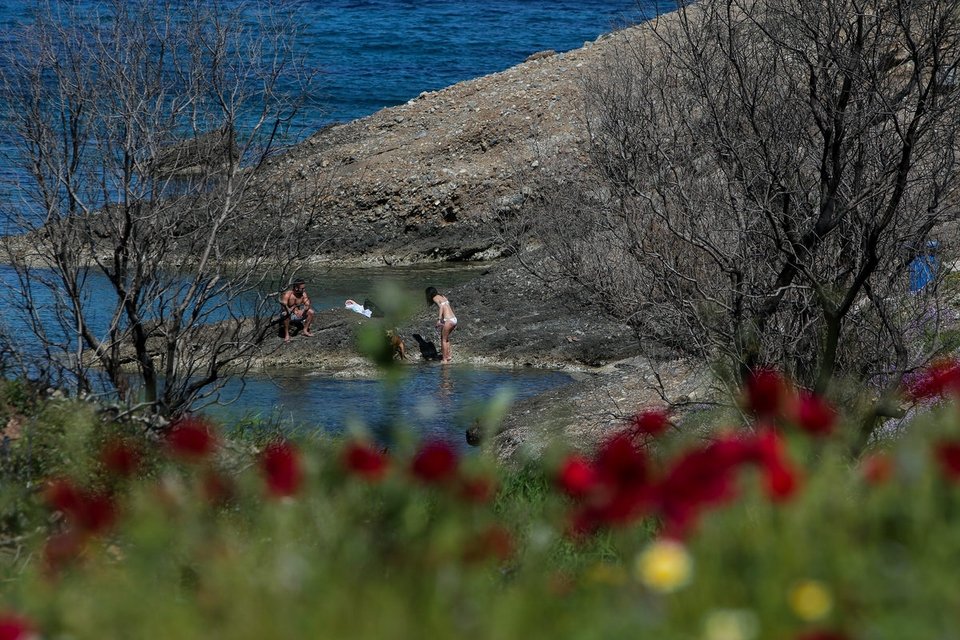 Ζευγάρι στην παραλία στο Μάτι