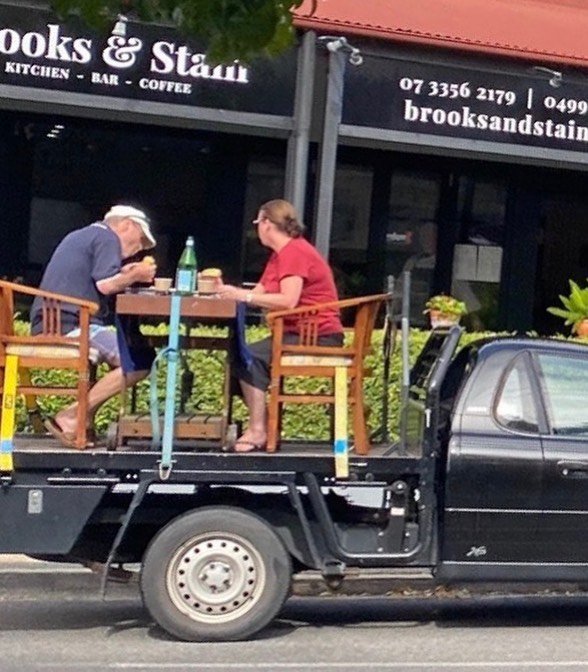 Το ζευγάρι μετέφερε την τραπεζαρία του στο φορτηγάκι του 