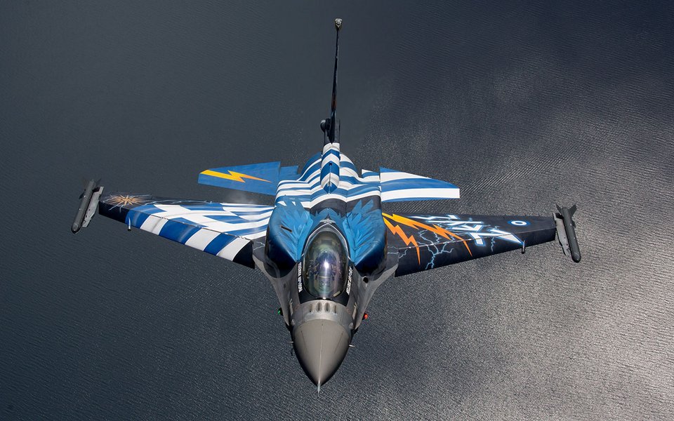 Το F-16 της ομάδας «ΖΕΥΣ» στον αέρα, έτοιμο για απαιτητικούς ελιγμούς