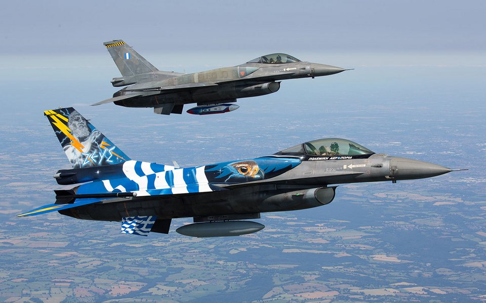 Ζεύγος F-16 κατά τη διάρκεια πτήσης