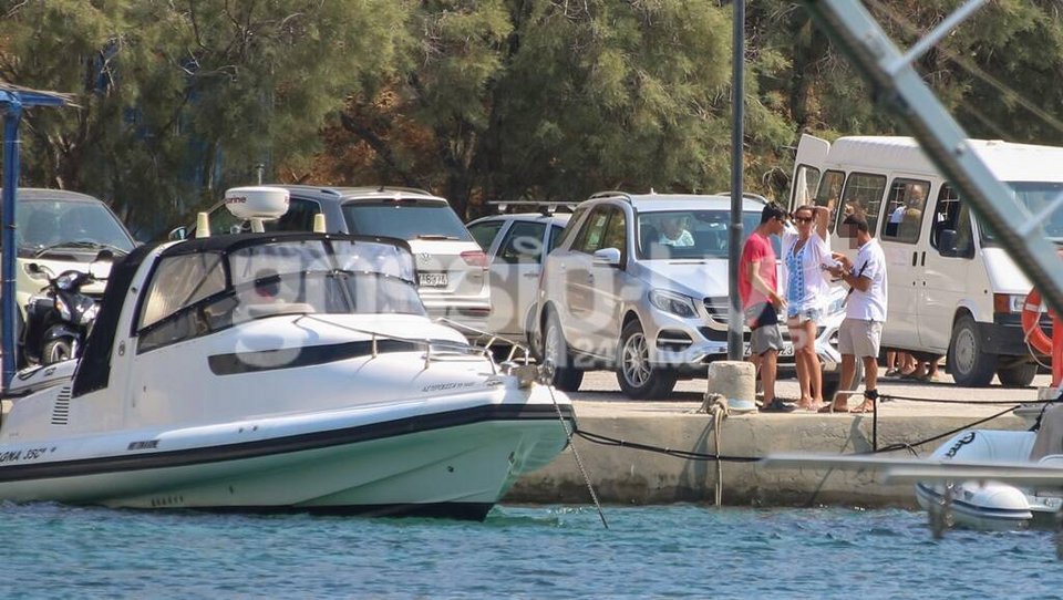 Ο Σάκης Ρουβάς και η Κάτια Ζυγούλη πριν πάρουν το σκάφος για μια βόλτα στη θάλασσα