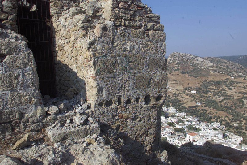 Καστρο Σκυρος πεσμένες πέτρες