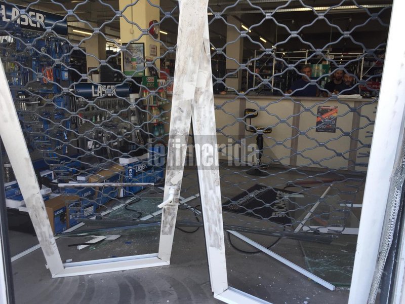 Οι ληστές πήραν χρήματα και προκάλεσαν σοβαρές ζημιές στο συνεργείο αυτοκινήτων