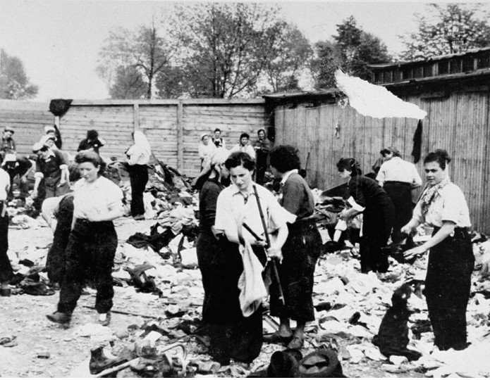 Κάναντα Κομάντος διαλέγουν ρούχα και αντικείμενα αιχμαλώτων που έχουν σταλεί στους θαλάμους αερίων.