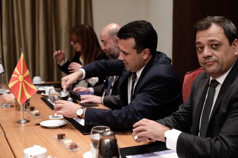 Ο Ζόραν Ζάεφ βάζει καφέ