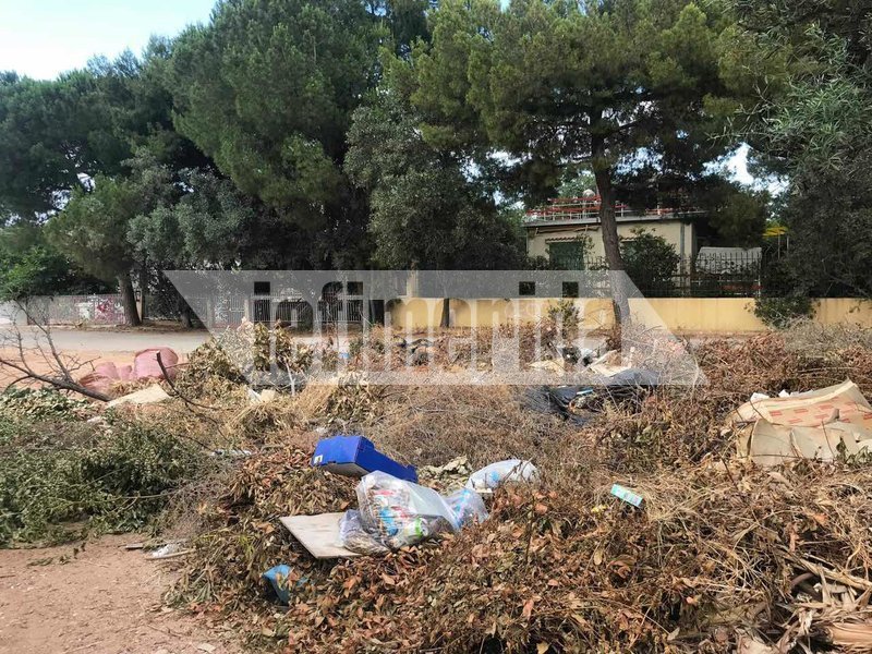 «Προσανάμματα» που μπορεί να ξεκινήσουν μεγάλη πυρκαγιά μπροστά από τα σπίτια στο Ζούμπερι