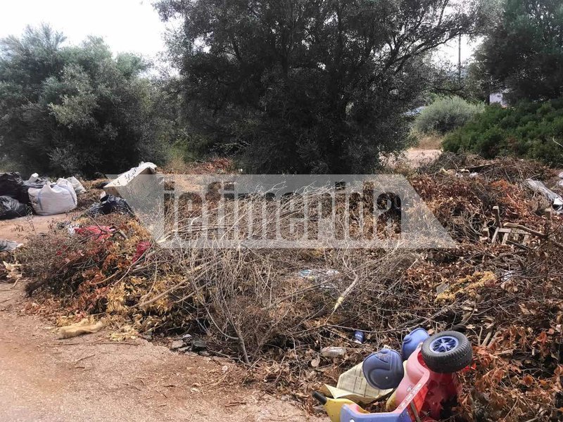 Κλαδιά και μπάζα πεταμένα στους δρόμους στο Ζούμπερι