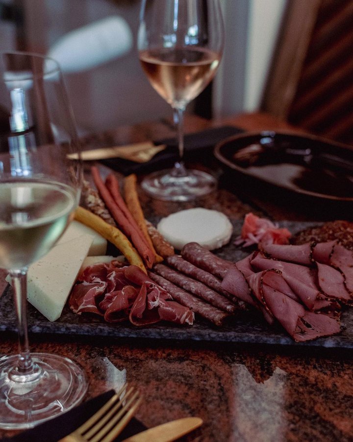 Τα wine bars της Αθήνας όπου θα ξεχειμωνιάσουμε φέτος Γουστόζικα, ατμοσφαιρικά και με