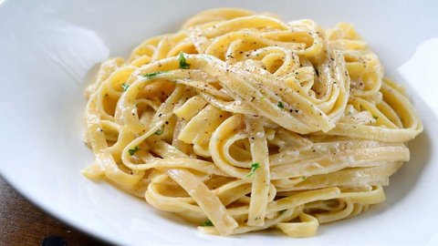 ΤαλιατÎλες Alfredo, με σκόÏδο και κÏÎμα | GASTRONOMIE | iefimerida.gr