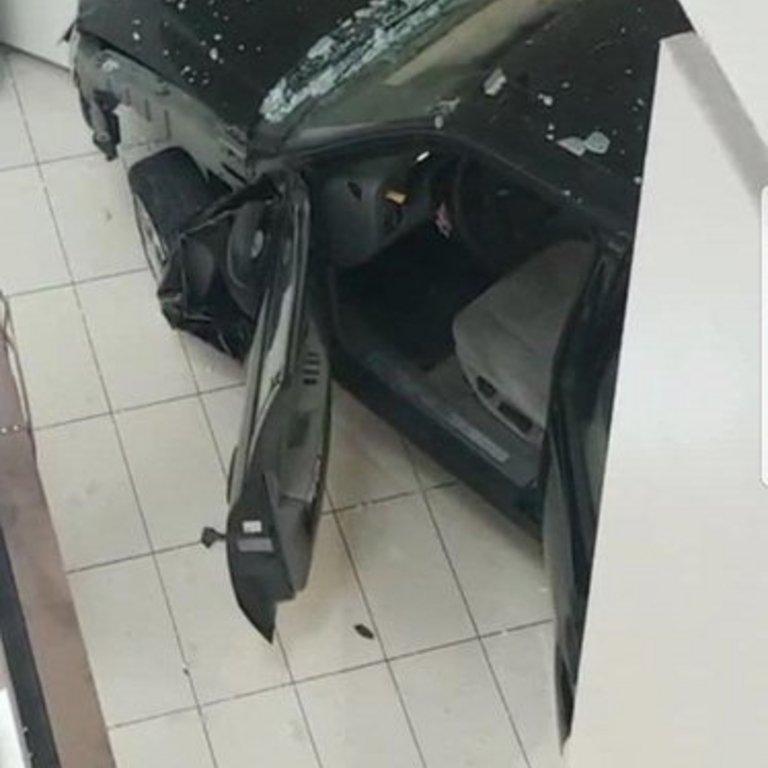 Το SUV κατέληξε να συγκρουστεί σε κολόνα εντός του εμπορικού κέντρου