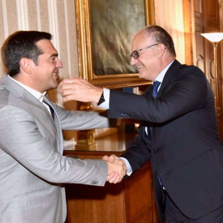 Συνάντηση του Αλέξη Τσίπρα με τον νέο υπουργό Οικονομικών της Ιταλία Ρομπέρτο Γκουαλτιέρι