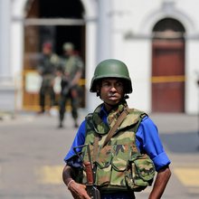 Στρατιώτης έξω από εκκλησία στο Κολόμπο της Σρι Λάνκα 