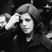 Η Χριστίνα Ωνάση με παλτό σε ασπρόμαυρη φωτογραφία