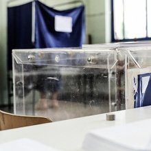 Κάλπες και παραβάν στο εκλογικό κέντρο 
