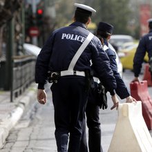 Αστυνομικοί κλείνουν δρόμο στο κέντρο της Αθήνας