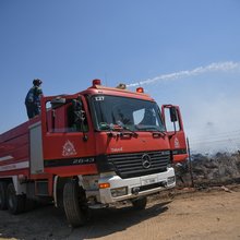 Πυροσβεστικό όχημα με πυροσβέστες