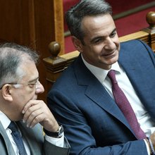 Ο Τάκης Θεοδωρικάκος και ο Κυριάκος Μητσοτάκης στη Βουλή 