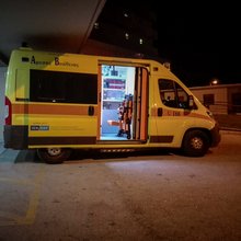 Ασθενοφόρο έξω από νοσοκομείο τη νύχτα