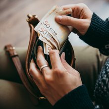 Ατομο βγάζει μετρητά από τσάντα