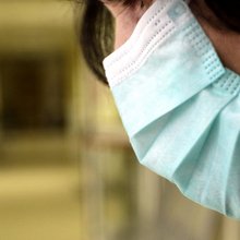 γυναίκα με μάσκα