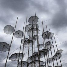 Συννεφιασμένος ουρανός πίσω από τις ομπρέλες στην παραλία Θεσσαλονίκης