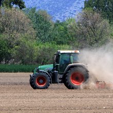 Αγρότης πραγματοποιεί εργασίες με το τρακτέρ του στη Λάρισα