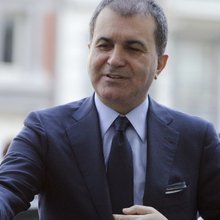 Ο Ομέρ Τσελίκ με κοστούμι