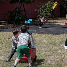 Παιδιά παίζουν σε βρεφονηπιακό σταθμό