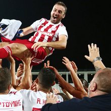 Ο Βασίλης Τοροσίδης στα χέρια των συμπαικτών του