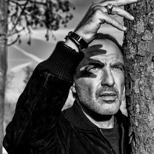 Ο Νίκος Αλιάγας σε ασπρόμαυρο καρέ