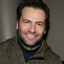 Ο Παναγιώτης Μπουγιούρης χαμογελαστός