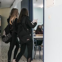 Δυο μαθήτριες μπαίνουν σε τάξη σχολείου