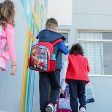 παιδιά με σχολικές τσάντες σε δημοτικό σχολείο