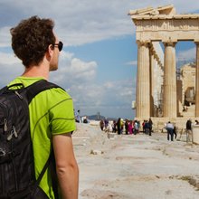 Ενας τουρίστας μπροστά στον Παρθενώνα