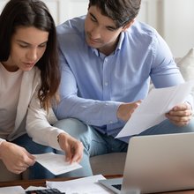 Ενα ζευγάρι εργάζεται στο λάπτοπ