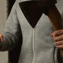 τσεκούρι σε χέρια άνδρα με γροθιές