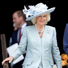 Η Καμίλα Πάρκερ Μπόουλς με σιέλ ταγέρ και καπέλο