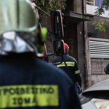 πυροσβέστες στη φωτιά στα Πατήσια