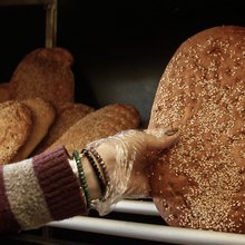 Ψωμί στα ράφεια αρτοποιείου