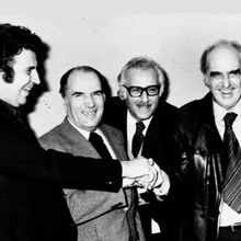  Θεοδωράκης, Μιτεράν, Παπανδρέου, Πρωτοπαππάς στο Βραχάτι το 1976-Φωτογραφία: mikistheodorakis.gr 