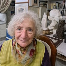 Η γλύπτρια Ασπασία Παπαδοπεράκη